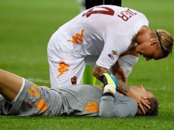 Maarten Stekelenburg, recibió una patada del jugador brasileño Lucio del Inter de Milán, el pasado sábado. REUTERS  /
