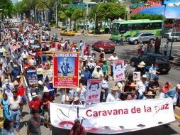 Miembros de organismos no gubernamentales y sindicatos locales marchan en la Caravana por la Paz. EFE  /