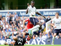 Emmanuel Adebayor fue la figura durante el juego Tottenham-Liverpool,  al meter dos goles en el encuentro de la Liga Premier. AP  /