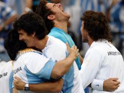 Juan Martín del Potro (centro) festeja su victoria ante Novak Djokovic, que da el boleto a Argentina a la final. AFP  /