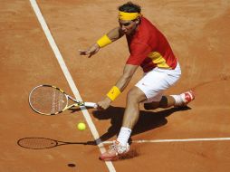 Rafael Nadal regresa pelota al francés Jo-Wilfred Tsonga. AFP  /