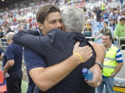 Javier Aguirre abraza al técnico del Espanyol, Mauricio Pochettino, durante el partido de la jornada cuatro. EFE  /