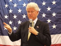 Clinton aprueba que la propuesta de Obama de cobrar un impuesto a millonarios. ARCHIVO  /