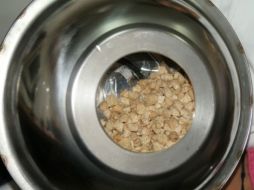 El cereal a base de frijol-maíz se cuece en el extrusor. AGENCIA ID  /