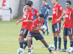 Jonny Magallón (izq.) se fue expulsado en la derrota frente a Puebla. MEXSPORT  /