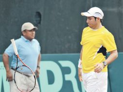 Daniel Garza azota la raqueta tras perder un punto ante Julio César Campozano,quien derrotó al mexicano fácilmente en tres sets. AFP  /