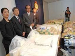 Autoridades locales exhiben los narcóticos decomisados. Foto publicada por el diario local The Standard. ESPECIAL  /