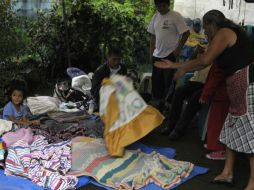 Un grupo de personas se prepara para pasar la noche afuera de sus viviendas a consecuencia de tres sismos en el suroeste del país. EFE  /