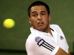 El peruano Duilio Beretta devuelve la bola al paraguayo Daniel López. EFE  /