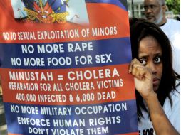 Una mujer demuestra estar en contra de la Misión de las Naciones Unidas para la Estabilización de Haití. AFP  /