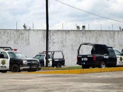 La policía estatal de Veracruz resguarda hoy las inmediaciones del penal La Toma luego de la fuga. EFE  /
