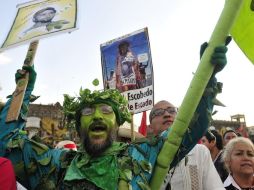 La caravana por la paz culmina su recorrido de 10 días en el DF, donde los esperaban con pancartas y expresiones simbólicas. EFE  /