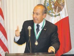 El Presidente Felipe Calderón recibe la insignia dorada por parte del Consejo de las Américas. EFE  /