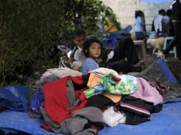 Bomberos trasladan el cuerpo sin vida de una mujer, víctima de un temblor en Cuilapa, Santa Rosa. EFE  /