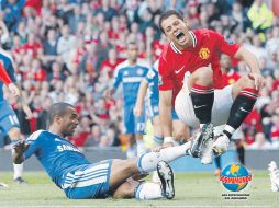 Ashley Cole se barre al tapatío Javier Hernández, golpe que provocó su lesión y salida del terreno de juego. AP  /
