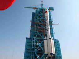 La nave 'Tiangong 1' y el cohete 'Long March' están preparados en una plataforma de lanzamiento en Jiuquan. AFP  /