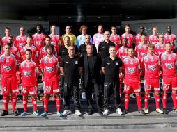 El portero mexicano luce una playera azul y se ubica en la parte alta de la fotografía. ESPECIAL  /