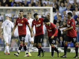 Ryan Gigs (C), del ManU, celebra junto con sus amigos el triunfo del equipo. AP  /