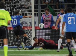 El jugador del Novara Marco Rigoni (2I) anota un gol ante el Inter. EFE  /