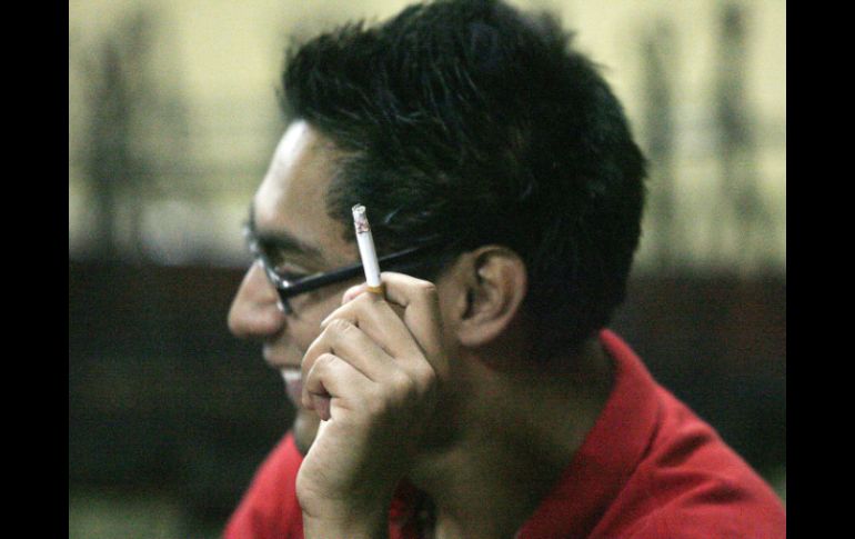 La Ley prohibirá el consumo de tabaco dentro de lugares cerrados, tales como bares, restaurantes y antros. ARCHIVO  /