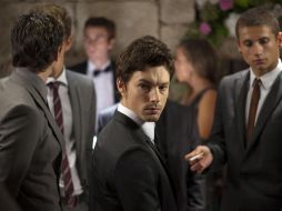 Jan Cornet (centro) interpreta a Vicente en la nueva cinta de Pedro Almodóvar, La piel que habito. ESPECIAL  /