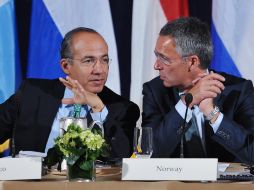 Felipe Calderón (izq.) dijo que la reducción de los inmigrantes mexicanos se debe a las variables económicas del país. AFP  /