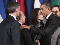 El presidente Barack Obama habla con Felipe Calderon (centro). AP  /