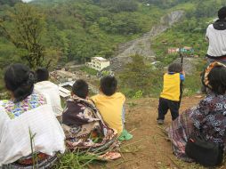 Pobladores observan el deslizamiento de tierra registrado en el caserío El Manantial, municipio de Santa Cruz Barillas. EFE  /