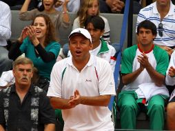 El capitán del equipo Copa Davis, Jorge Lozano, elabora del reporte informativo tras la derrota de México ante Ecuador. MEXSPORT  /