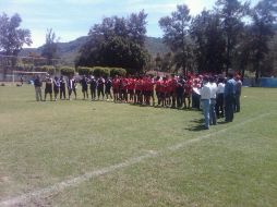 En la fotografía, el equipo en reunión tras el entrenamiento. A. RAMÍREZ  /
