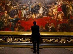 Un visitante contempla un cuadro de Jan Matejko en la exposición 'Puerta con puerta'. REUTERS  /