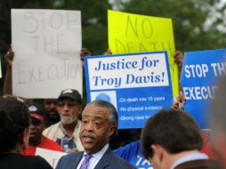 Unas 200 personas se congregaron para gritar su rabia alrededor del reverendo Al Sharpton. AFP  /