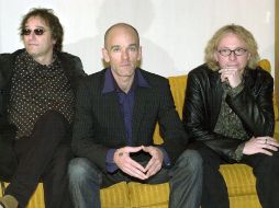 Michael Stipe (c), Peter Buck (i) y Mike Mills (d), miembros de R.E.M. EFE  /