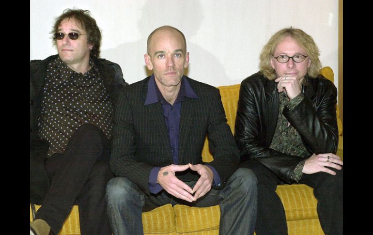 Michael Stipe (c), Peter Buck (i) y Mike Mills (d), miembros de R.E.M. EFE  /