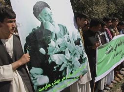 Un centenar de personas frente a la vivienda de Burhanudín Rabbani para condenar su asesinato. EFE  /