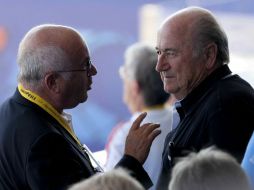 El presidente de la FIFA Joseph Blatter (der), así como los integrantes de la Asocoación, velan por la legalidad de la misma. MEXSPORT  /