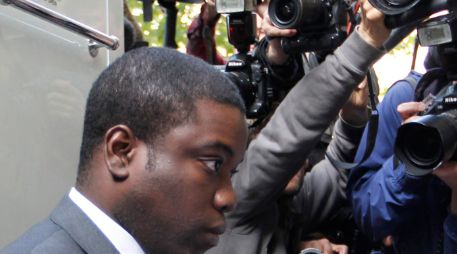 Kwaku Adoboli llega a los tribunales para enfrentar las acusaciones que han formulado en su contra. AP  /