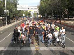 En el marco del Día Mundial sin Auto, activistas representan el espacio público ocupado por autos en la zona de La Minerva. ESPECIAL  /