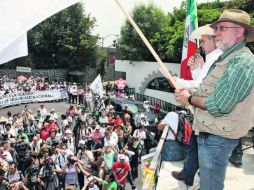 El poeta Javier Sicilia ondea una bandera blanca mientras Julián Le Barón lee un documento. EL UNIVERSAL  /