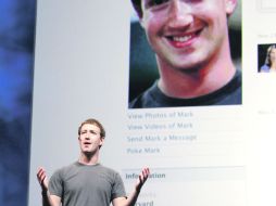 Mark Zuckerberger, director general de Facebook, explica durante la Conferencia de Revelador F8 en el Centro de Diseño. AP  /