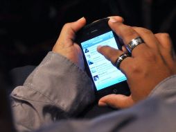 Un asistente utiliza su teléfono celular en el marco del Primer Congreso Latinoamericano de Redes Sociales. EFE  /