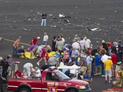 Reportes fotográficos y testigos indican que una parte del fuselaje del avión se separó durante la muestra. REUTERS  /