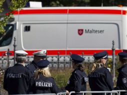 Miembros de la policía resguardan la zona cercana a la catedral de Erfurt. EFE  /