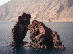 Roca conocida como ‘El roque de la bonanza’, en el mar, en la costa de la isla de 'El Hierro’. EFE  /