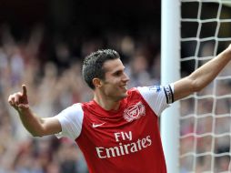 Robin Van Pierse fue el encargado de meter los primeros dos goles seguidos por uno de Alex Song a favor del Arsenal. EFE  /