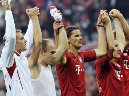 Los jugadores del Munich, (De iz a der) Manuel Neuer, Arien Robben, Daniel van Buyten y Bastian Schweinsteiger celebran su victoria.EFE  /