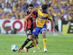 El jugador Carlos Salcido (d) de Tigres se disputa el balón con Edgar Andrade (i) de Chiapas. EFE  /