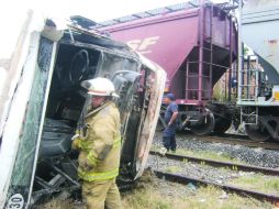 Socorristas inspeccionan siniestro en el cruce de Donato Guerra y 16 de Septiembre, en la Colonia El Cerrito de Poncitlán. ESPECIAL  /