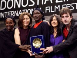 El realizador alemán Jean Zabeil agradece el Premio Nuevos Directores por The river use to be a man. EFE  /