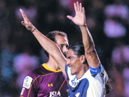 Paco Palencia festeja su anotación ante la tristeza del defensa Lucas Bovaglio del cuadro zapopano. MEXSPORT  /